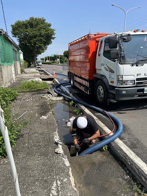 桃園龜山馬路排水溝清洗