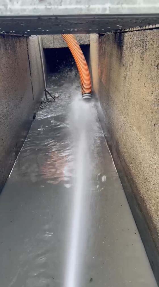 桃園龜山社區大樓旁水溝清洗