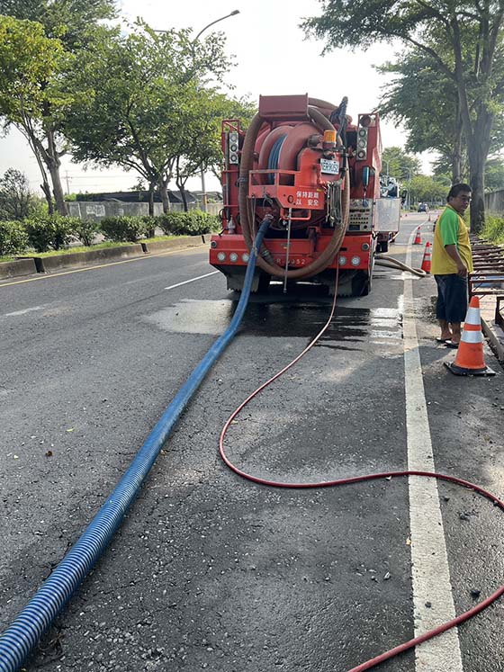 嘉義大馬路旁工地清排水溝