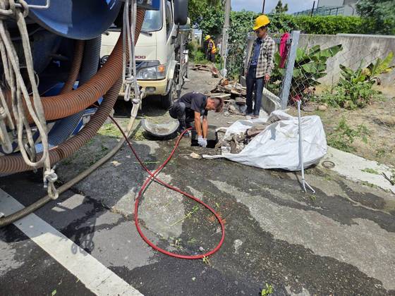 屏東道路水溝清淤作業