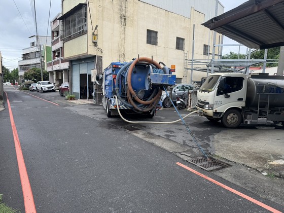 屏東馬路旁清水溝作業