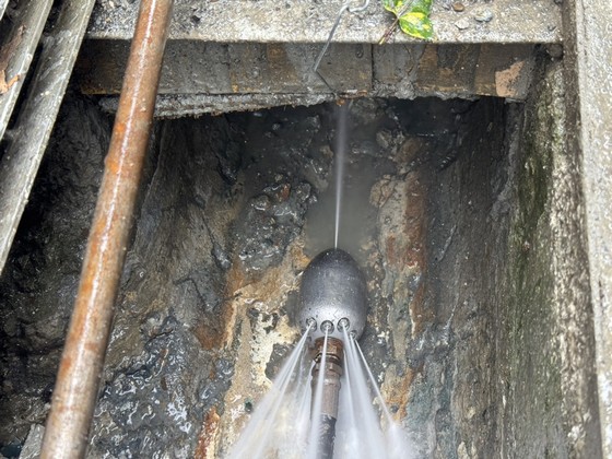 屏東高壓水刀噴頭深入管線內部進行清水溝作業