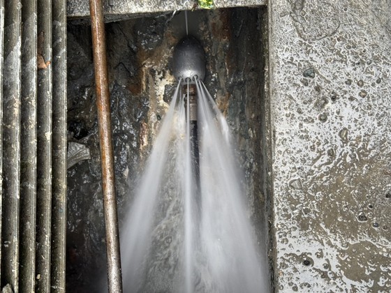 屏東高壓水刀噴頭深入管線內部進行清水溝作業