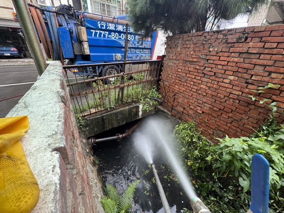 桃園水溝高壓水柱沖洗清淤作業
